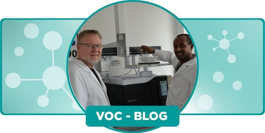 Prof. Dr. med Wieland Voigt und Tessema F. Mekonnen im Labor der VOC-Advanced Breath Diagnostics GmbH arbeiten an einem Analysegerät für Atemtests zur Früherkennung von Dickdarmrisiken